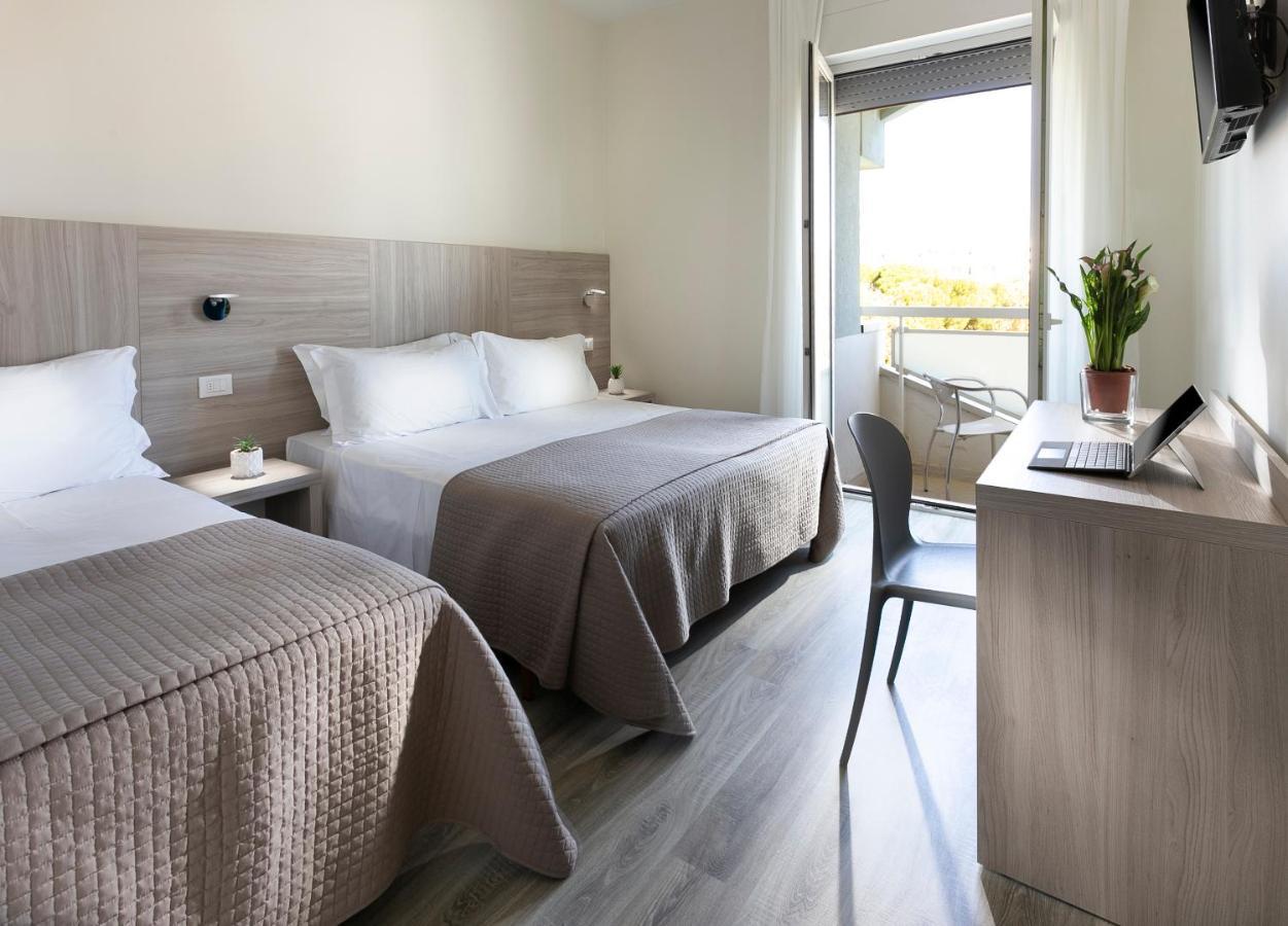 Hotel Zanarini In Centro A Riccione Exteriör bild