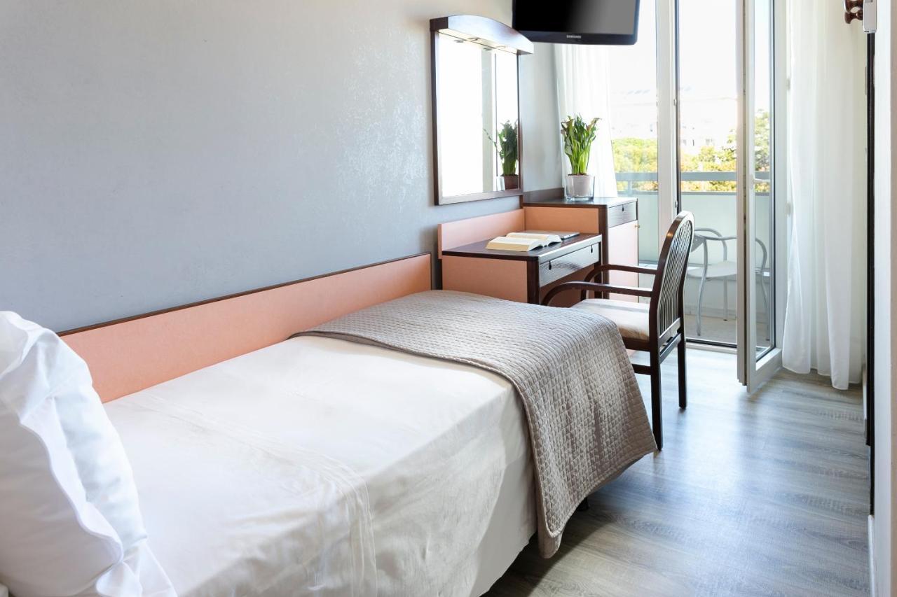 Hotel Zanarini In Centro A Riccione Exteriör bild