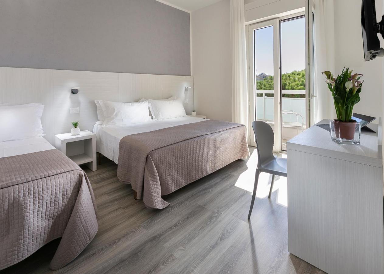 Hotel Zanarini In Centro A Riccione Exteriör bild