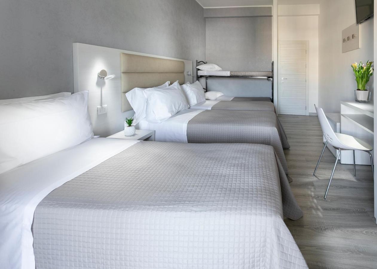 Hotel Zanarini In Centro A Riccione Exteriör bild