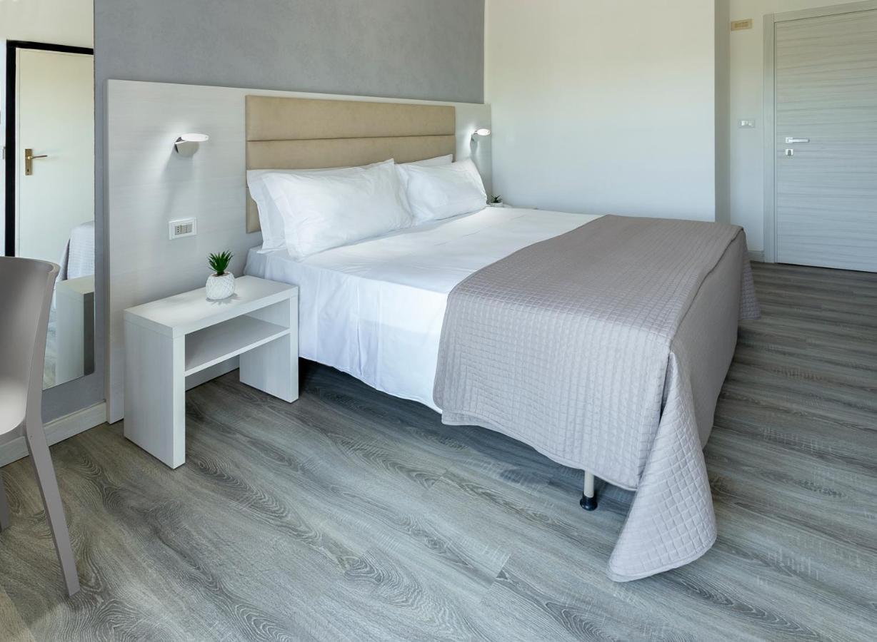 Hotel Zanarini In Centro A Riccione Exteriör bild