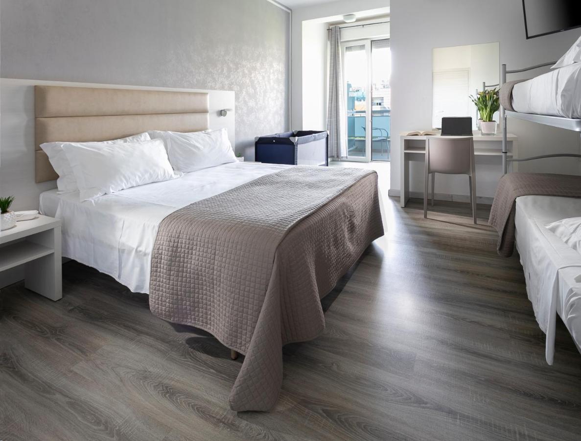 Hotel Zanarini In Centro A Riccione Exteriör bild