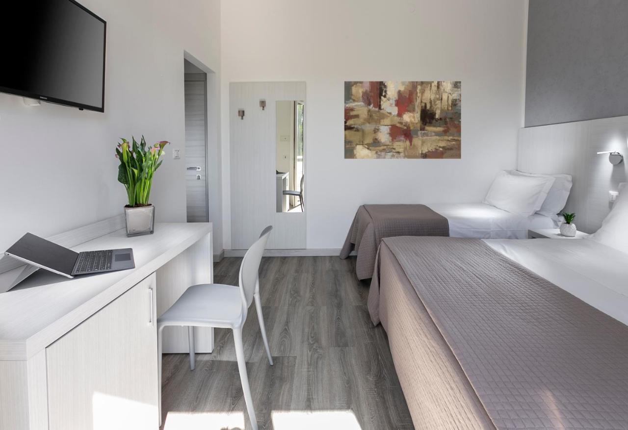 Hotel Zanarini In Centro A Riccione Exteriör bild