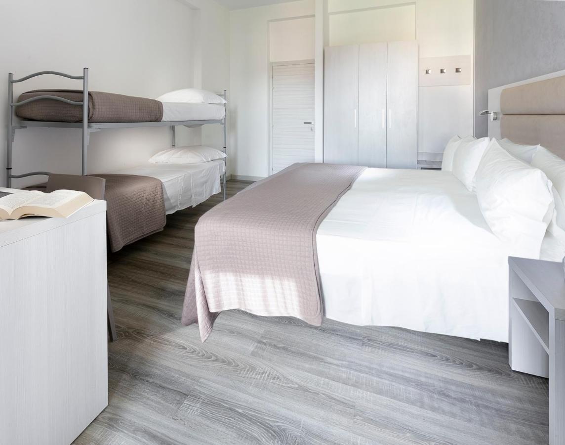Hotel Zanarini In Centro A Riccione Exteriör bild
