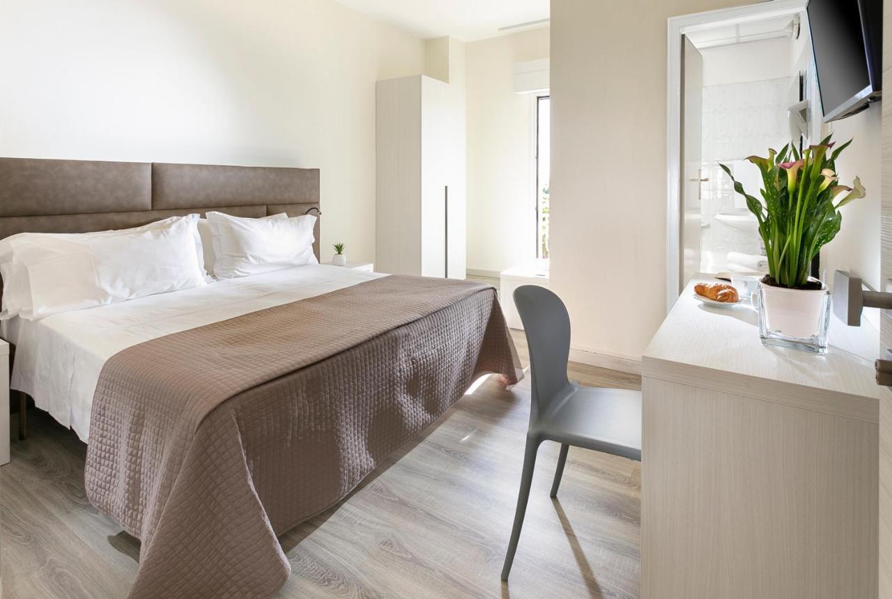 Hotel Zanarini In Centro A Riccione Exteriör bild