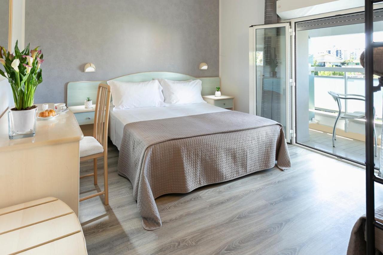 Hotel Zanarini In Centro A Riccione Exteriör bild