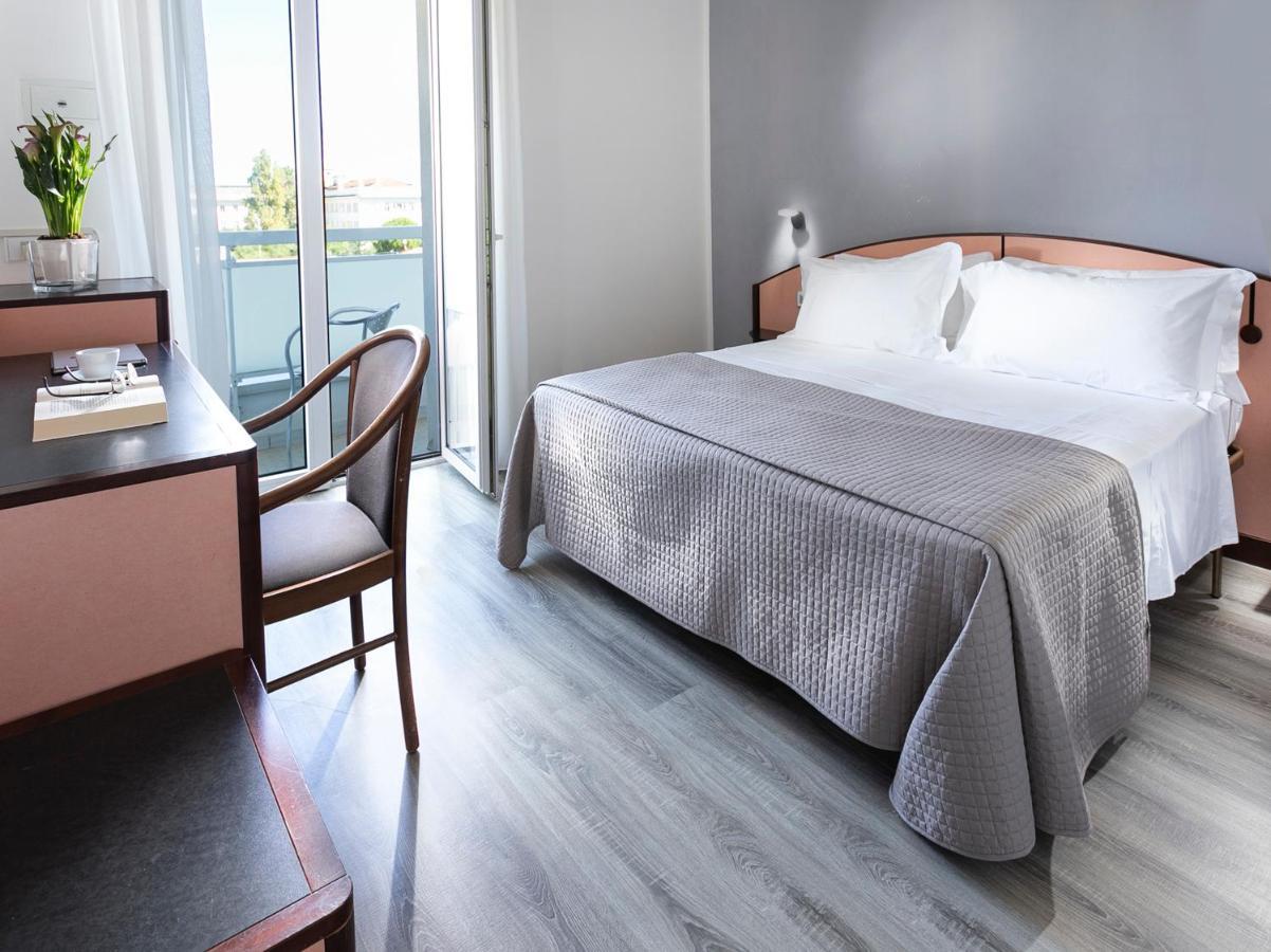 Hotel Zanarini In Centro A Riccione Exteriör bild