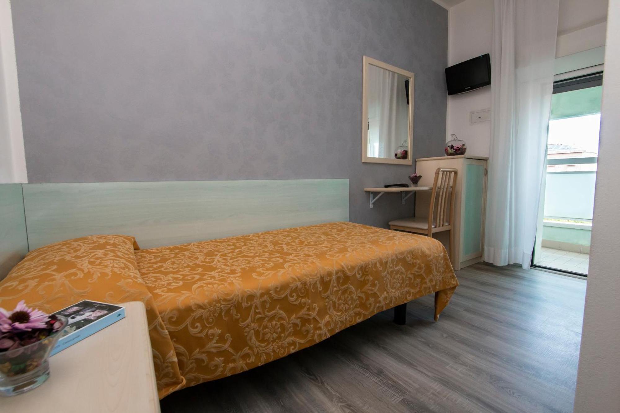 Hotel Zanarini In Centro A Riccione Exteriör bild