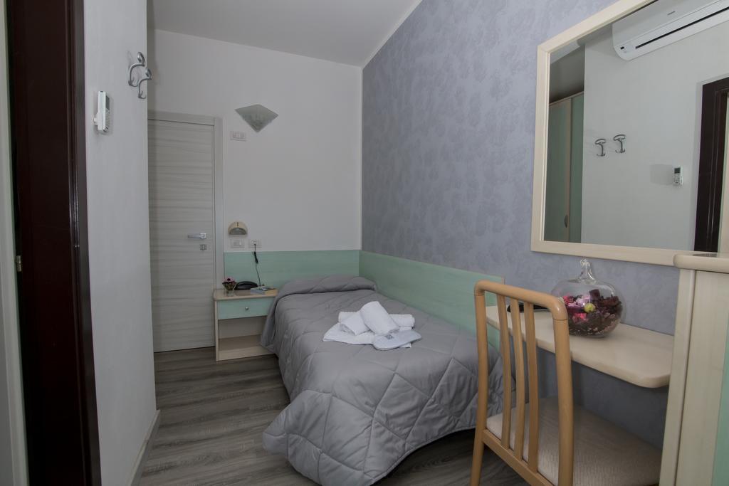 Hotel Zanarini In Centro A Riccione Rum bild