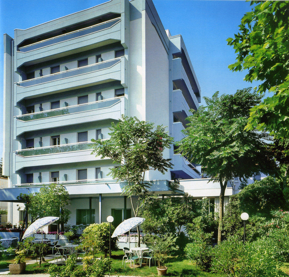 Hotel Zanarini In Centro A Riccione Exteriör bild
