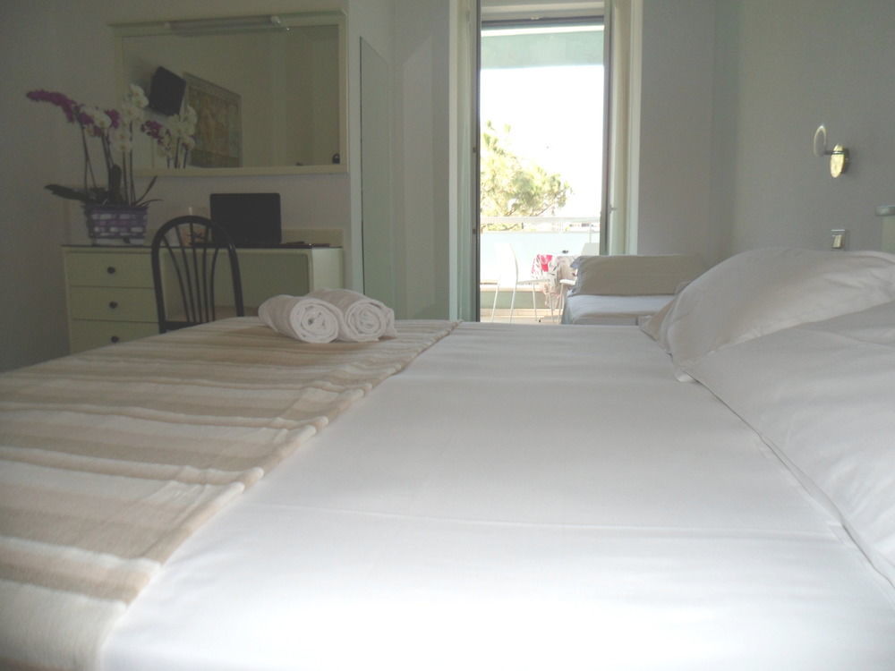Hotel Zanarini In Centro A Riccione Exteriör bild