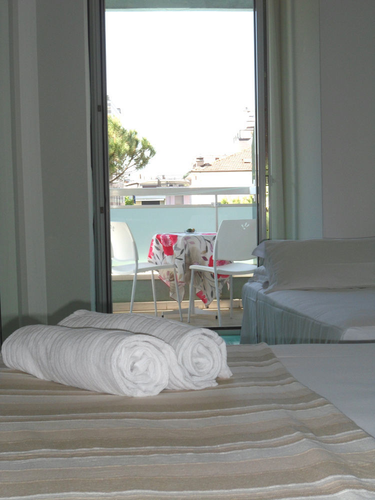 Hotel Zanarini In Centro A Riccione Exteriör bild