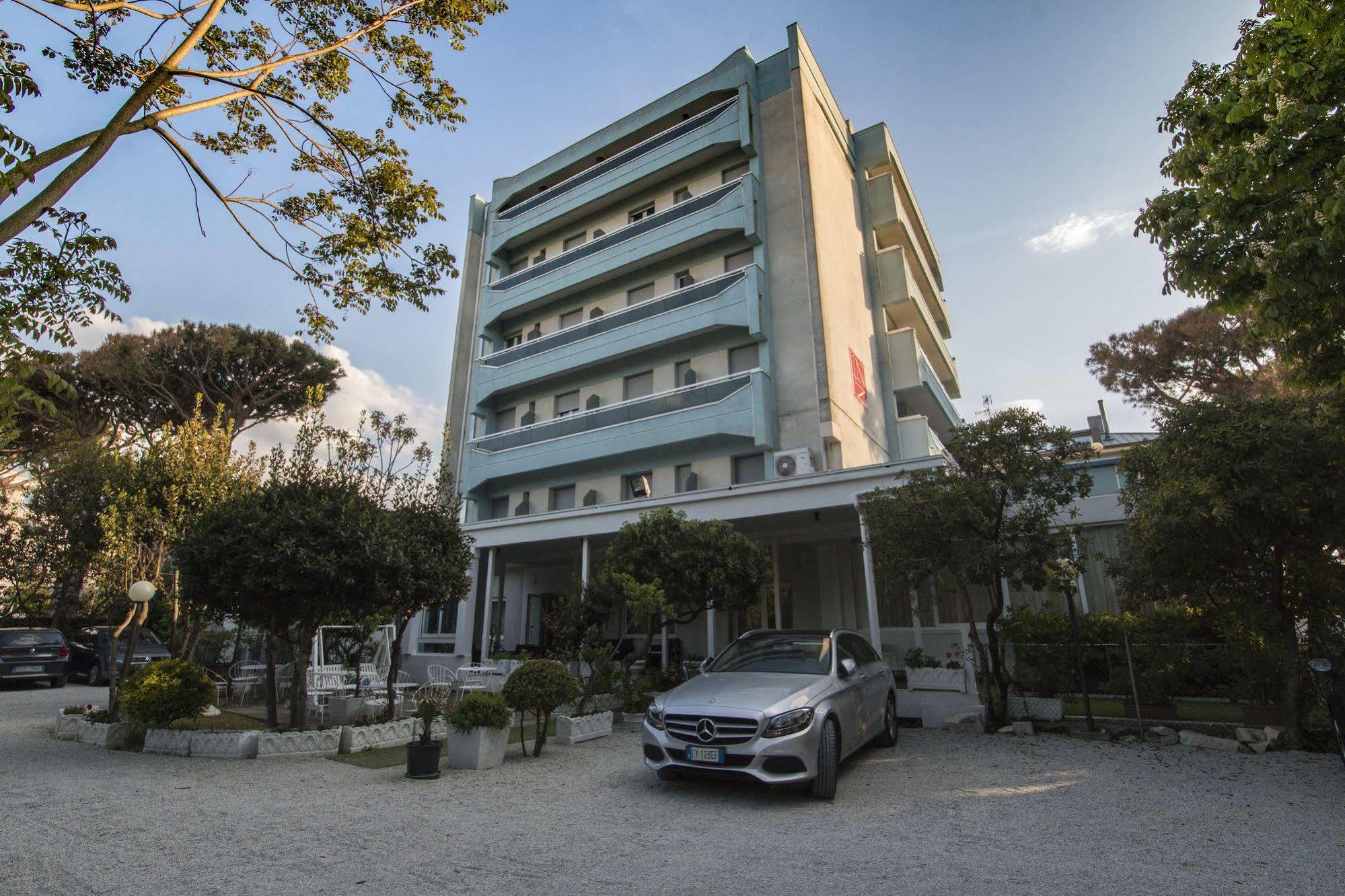Hotel Zanarini In Centro A Riccione Exteriör bild