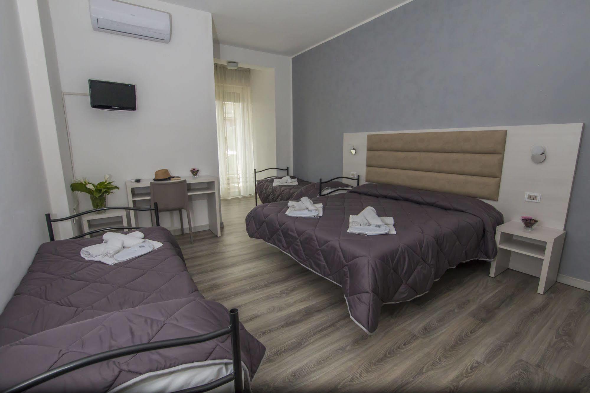 Hotel Zanarini In Centro A Riccione Exteriör bild