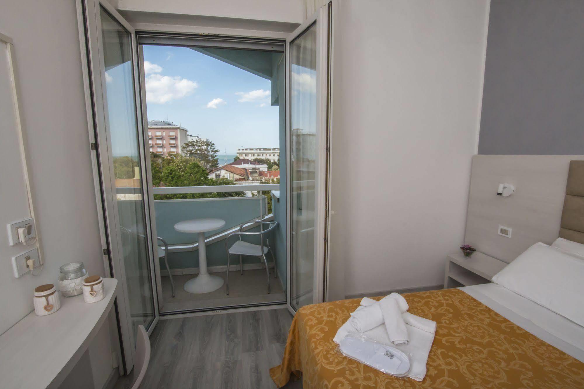 Hotel Zanarini In Centro A Riccione Exteriör bild