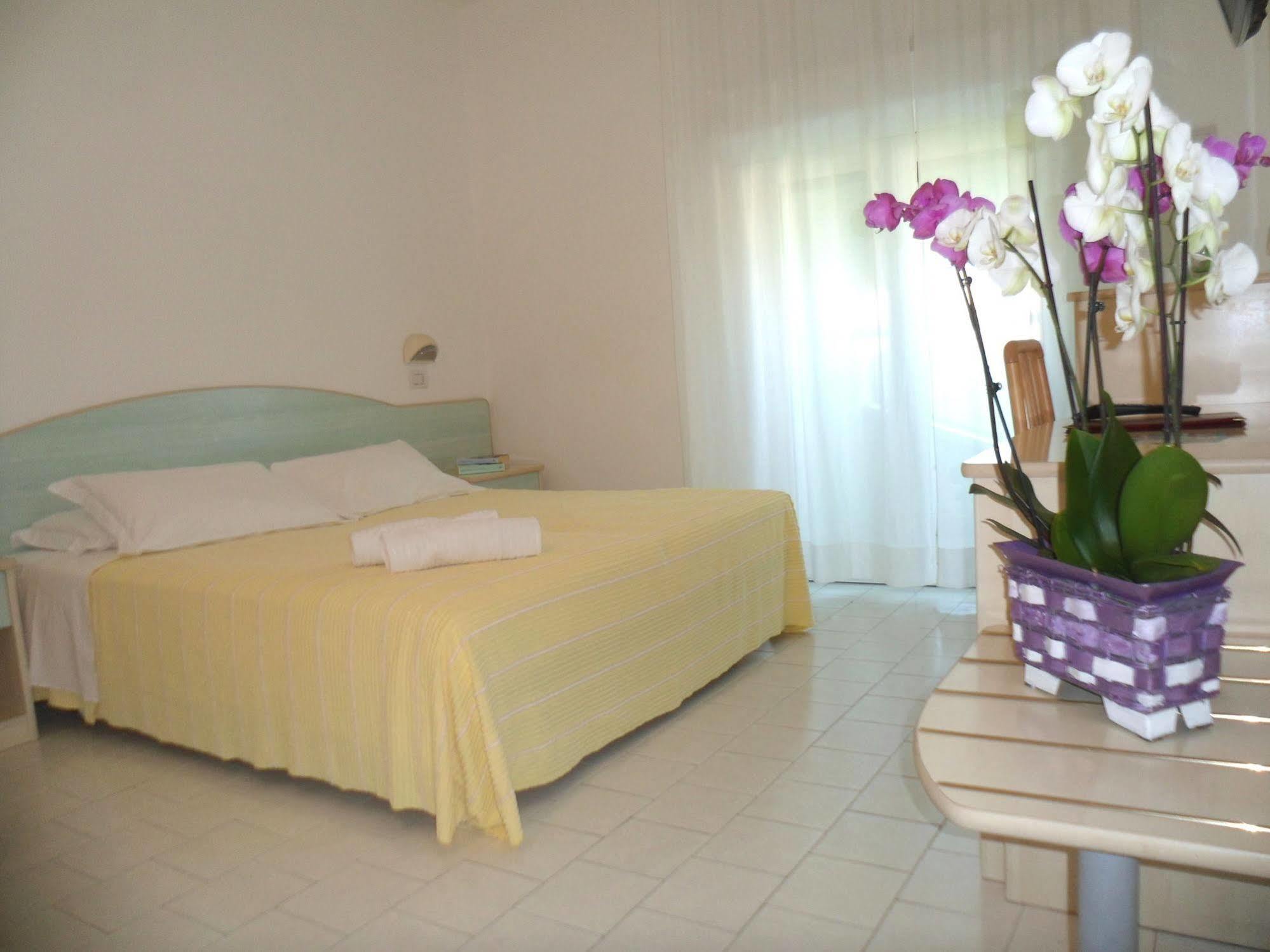 Hotel Zanarini In Centro A Riccione Exteriör bild