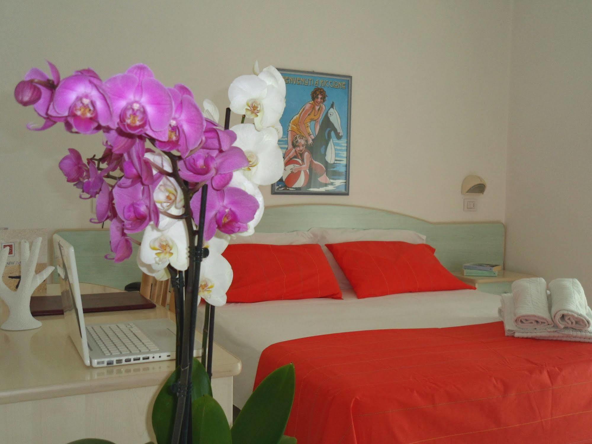 Hotel Zanarini In Centro A Riccione Exteriör bild