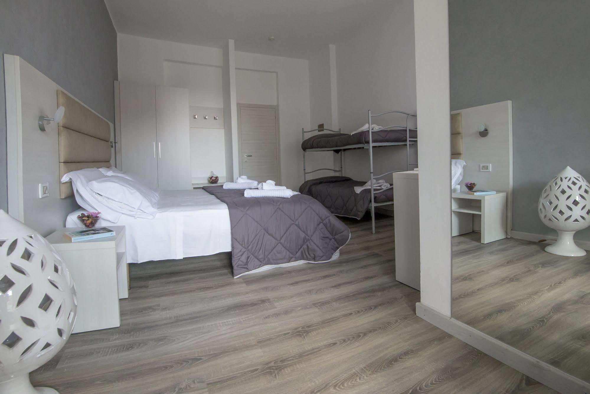 Hotel Zanarini In Centro A Riccione Exteriör bild