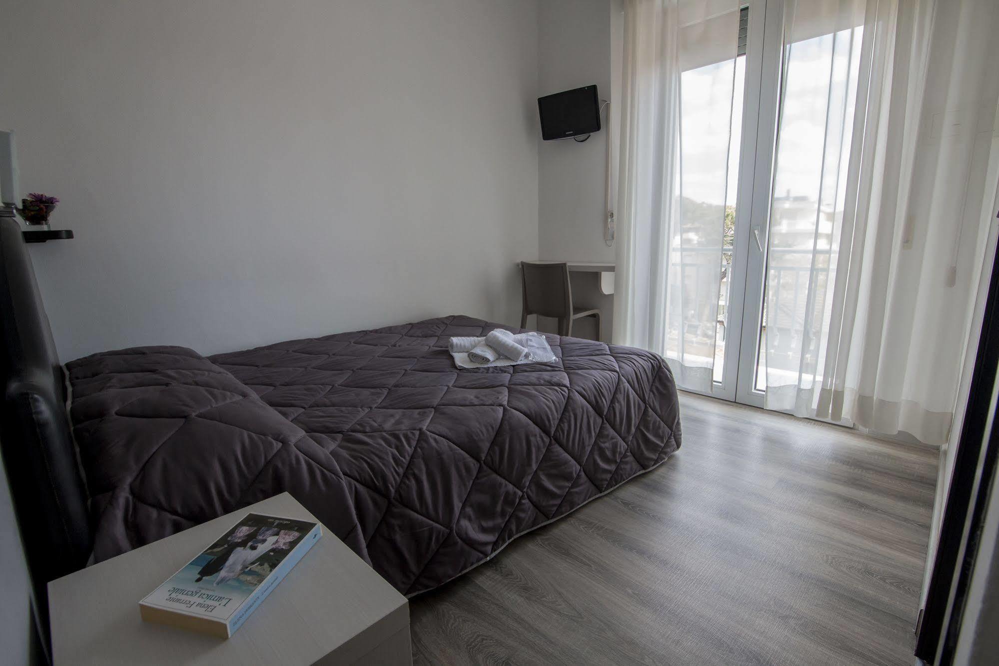 Hotel Zanarini In Centro A Riccione Exteriör bild
