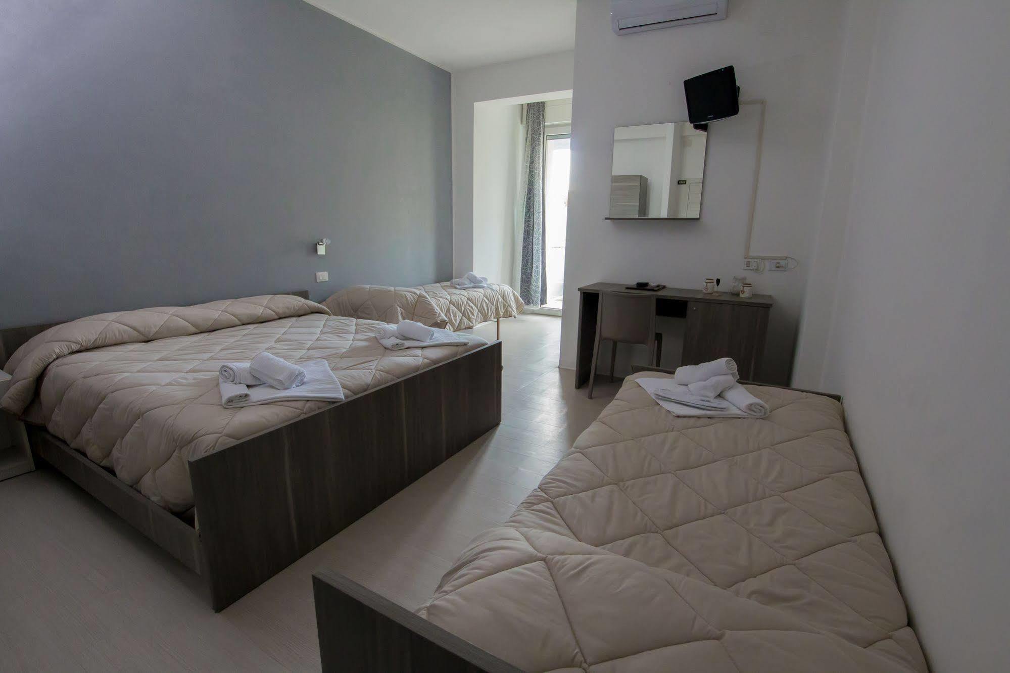 Hotel Zanarini In Centro A Riccione Exteriör bild