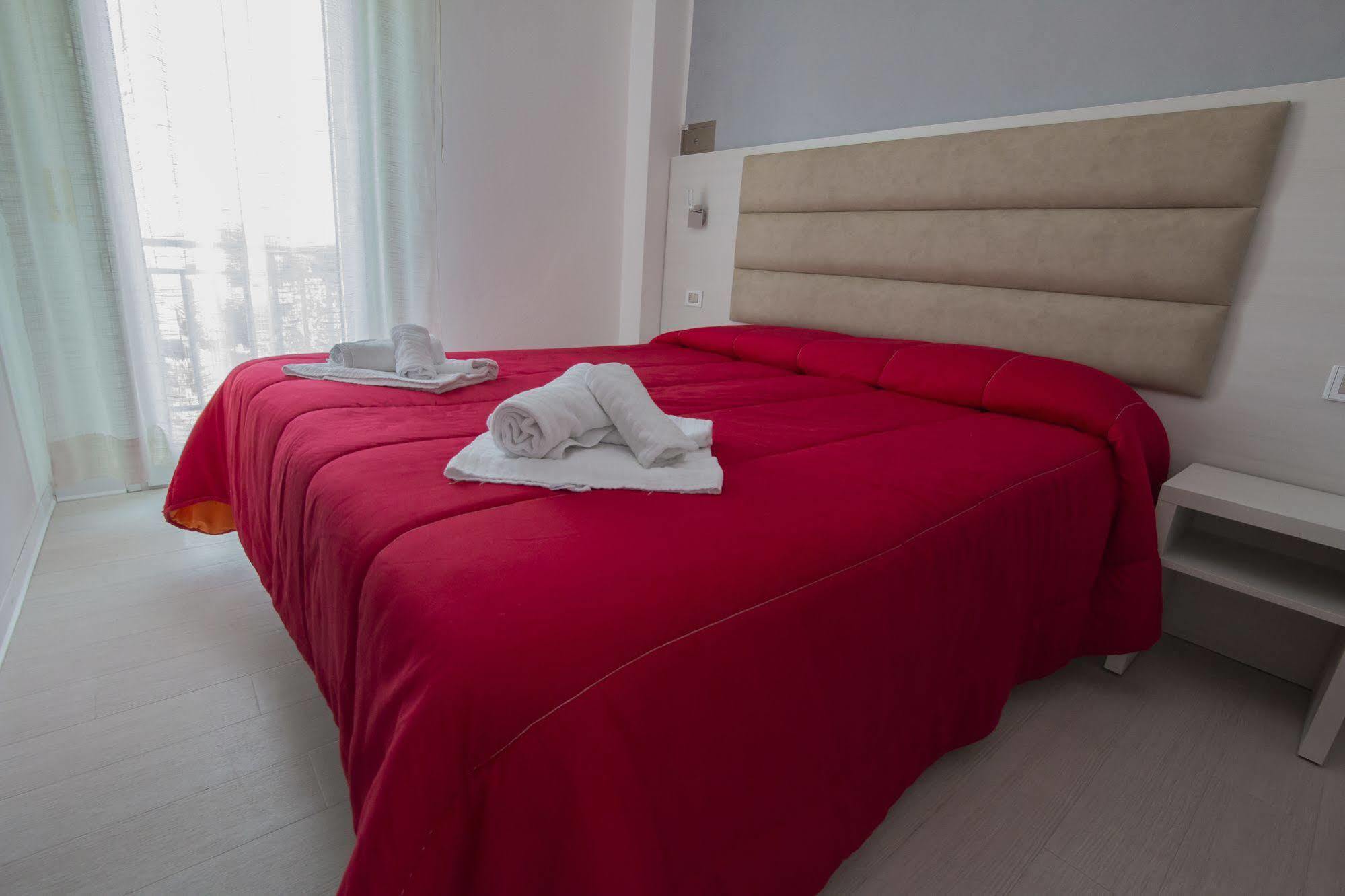 Hotel Zanarini In Centro A Riccione Exteriör bild