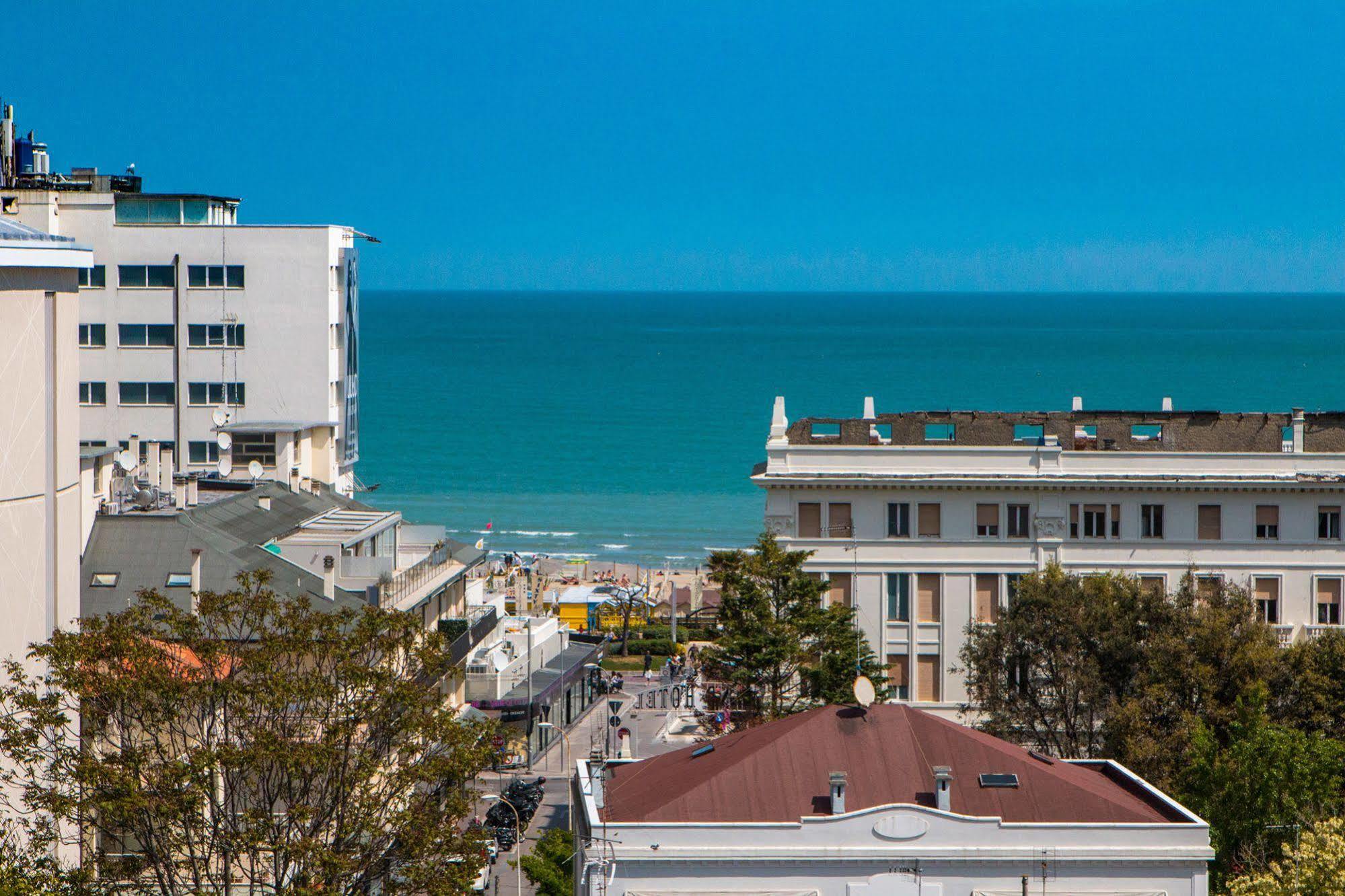 Hotel Zanarini In Centro A Riccione Exteriör bild