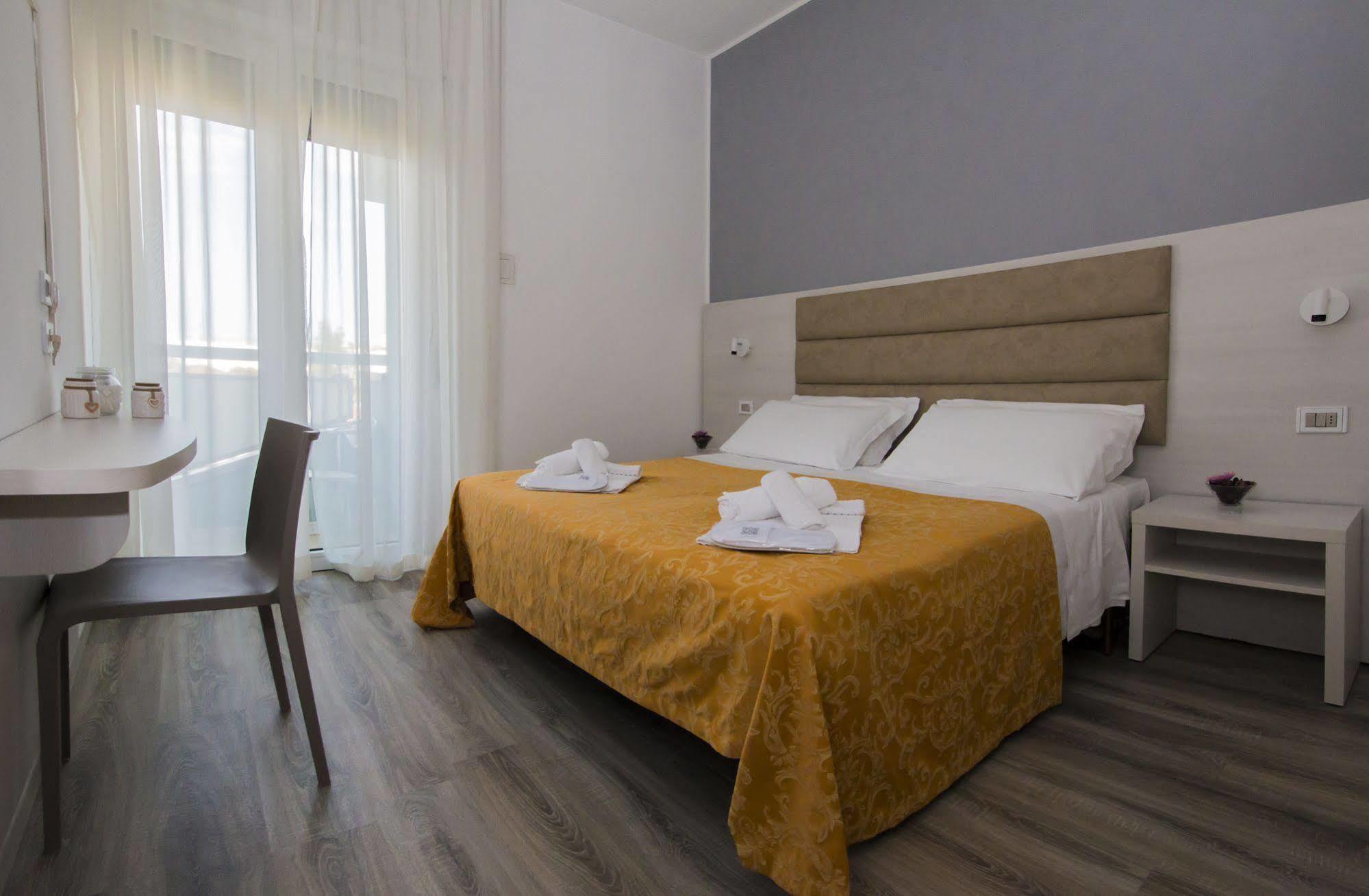 Hotel Zanarini In Centro A Riccione Exteriör bild